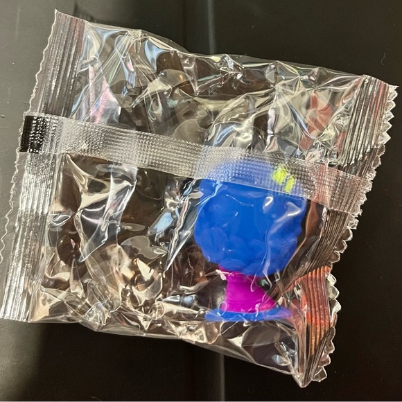 Disney Doorables Neon Glow Peek Mama Imelda from Coco - Picture 2 of 4